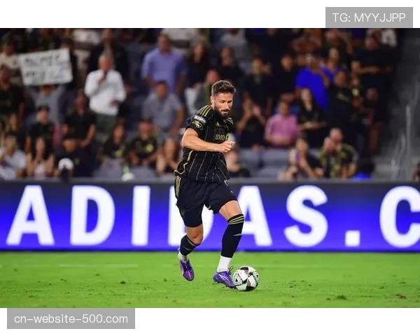 老将的坚持：吉鲁在米兰德比中头球绝杀后的滑跪庆祝